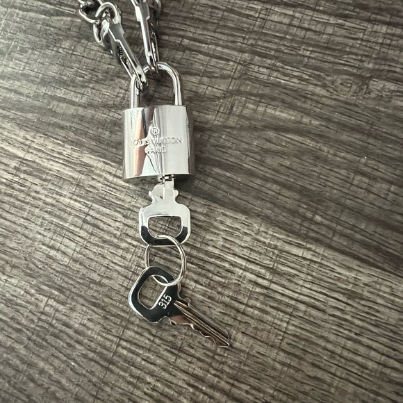Silver Lv Lock And Key 315 - Picture 6 of 6